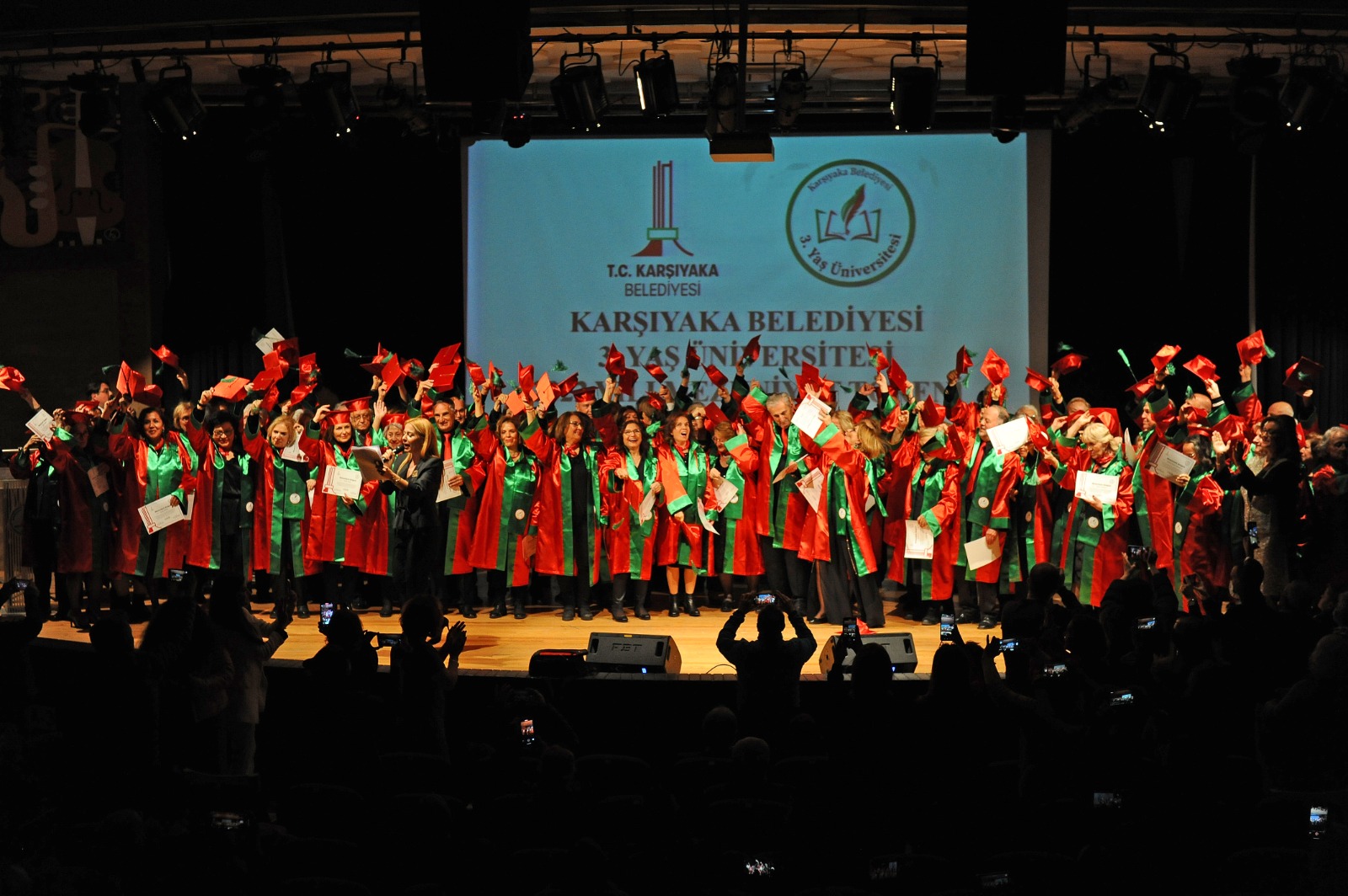 Karşıyaka Belediyesi 3. Yaş Üniversitesi’nde Mezuniyet Sevinci