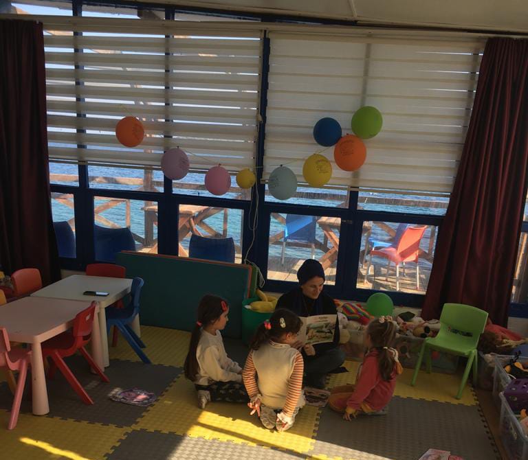 İzmir İl Milli Eğitim Müdürlüğü Depremzedelere Moral Veriyor