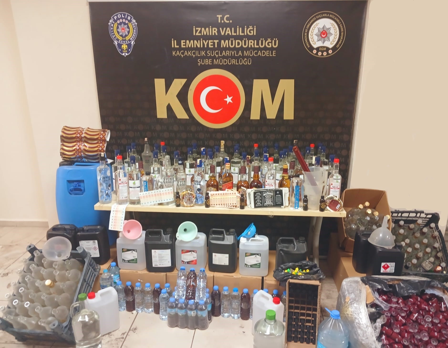 İzmir Polisinden Yılbaşı Öncesi Sahte Etil Alkol, İçki ve Sigara Kaçakçılarına  Operasyon!