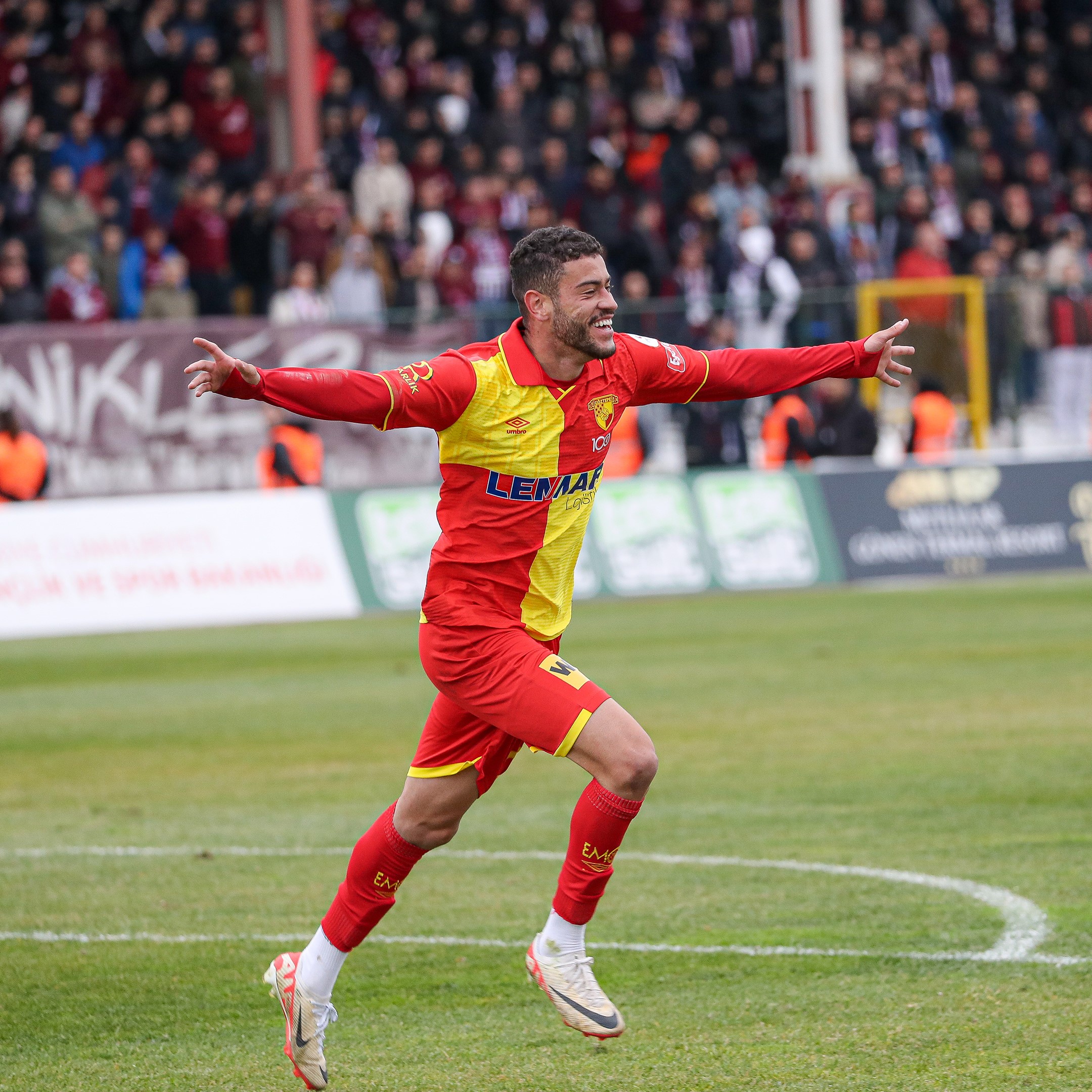 Göztepe’nin kadrosuna kattığı forvet oyuncusu Romulo Cardoso, ilk maçında Bandırmaspor’a karşı 1 gol, 1 asistle oynayarak sarı-kırmızılı camiayı mutlu etti. GÖZTEPE'DE GOLCÜ SEVİNCİ YAŞANIYOR