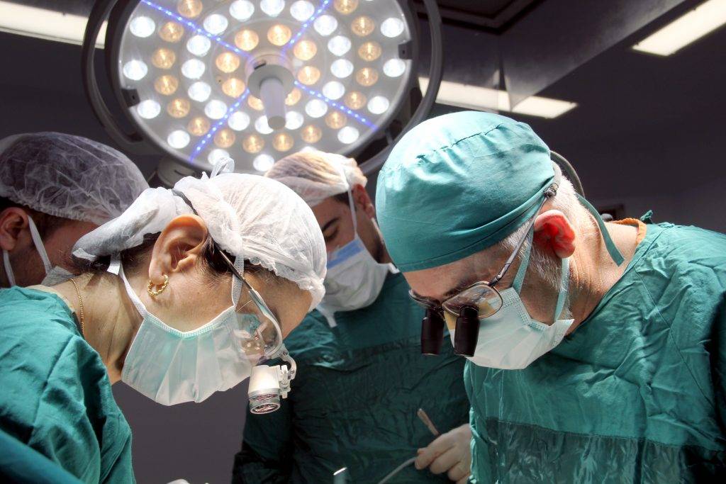 İzmir Şehir Hastanesi’nde Minimal Kesiden Yapılan Büyük Kalp Ameliyatı Başarısı