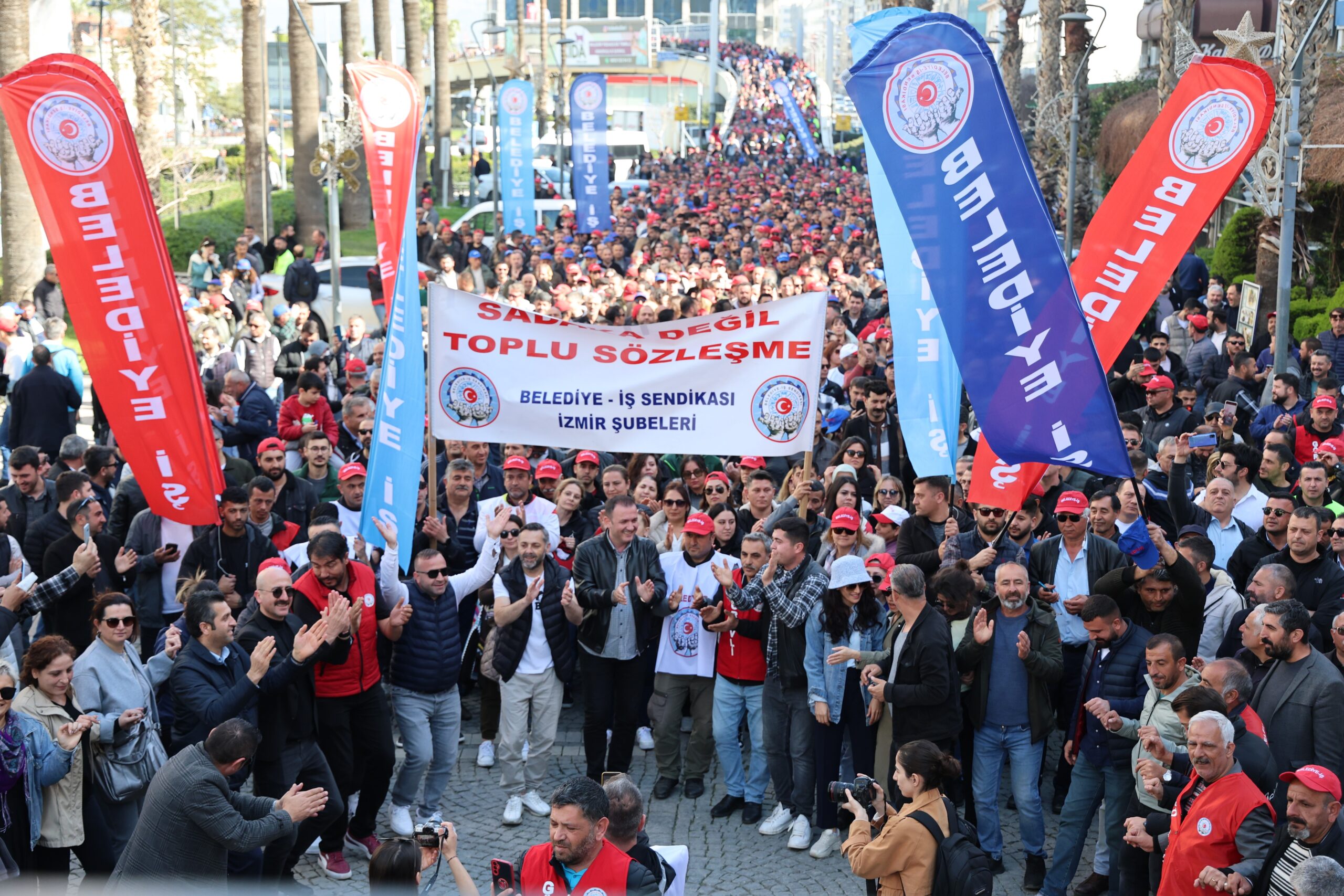 İzmir Büyükşehir Belediyesinde Eylem Sürüyor !